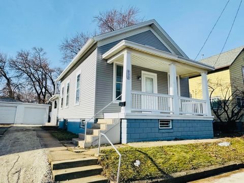 Photo of 930 Marquette St, Racine, WI 53404 (MLS # 1945748)