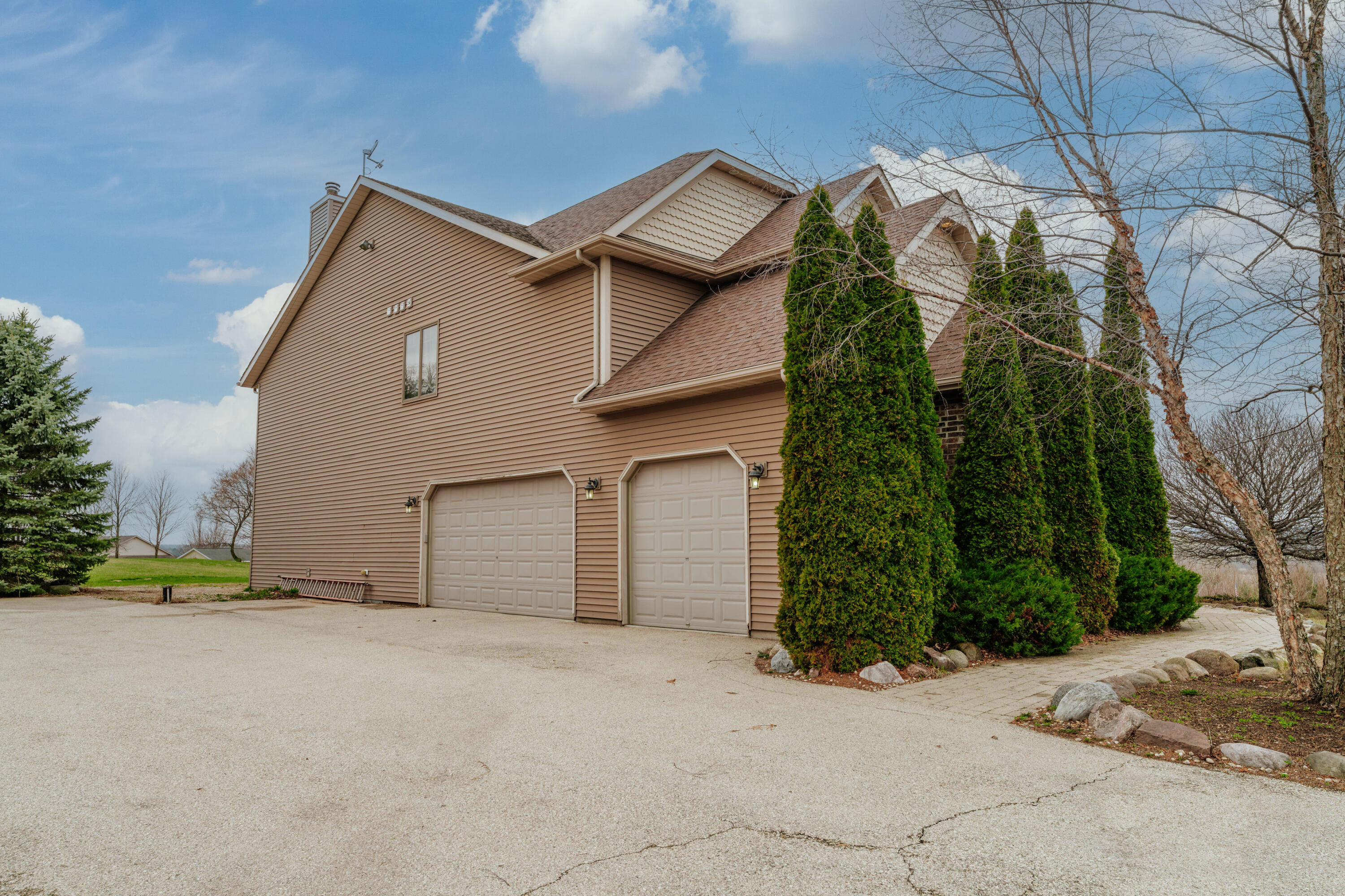 Farmington, Wisconsin 53021, United States, 5 Bedrooms Bedrooms, ,5 BathroomsBathrooms,Residential,Active,227836