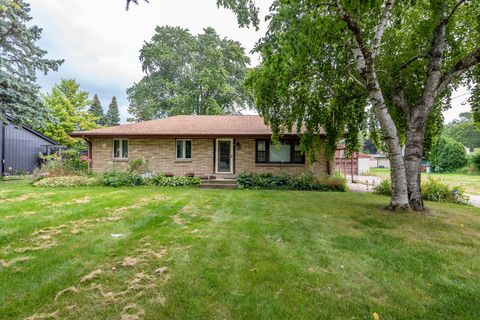 Photo of 8974 S Chicago Rd, Oak Creek, WI 53154 (MLS # 1941332)