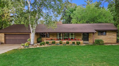 Photo of N62W15926 Skyline Dr, Menomonee Falls, WI 53051 (MLS # 1939952)