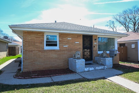 Photo of 7509 W Carmen Ave, Milwaukee, WI 53218 (MLS # 1975521)