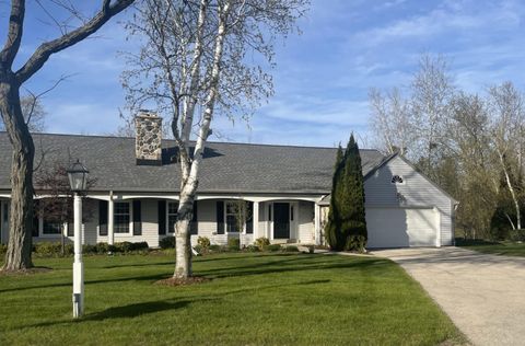 Photo of 928 W Shaker Cir, Mequon, WI 53092 (MLS # 1917617)