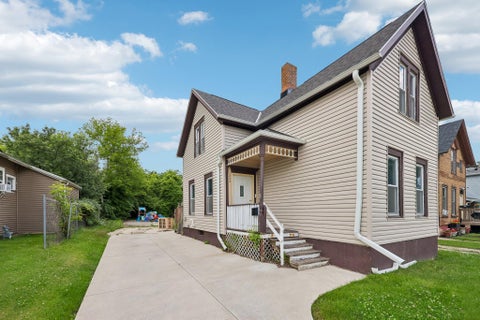 Photo of 1222 Summit Ave, Racine, WI 53404 (MLS # 1969403)