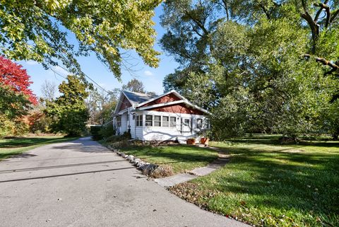 Photo of 550 W Oakwood Rd, Oak Creek, WI 53154 (MLS # 1935092)