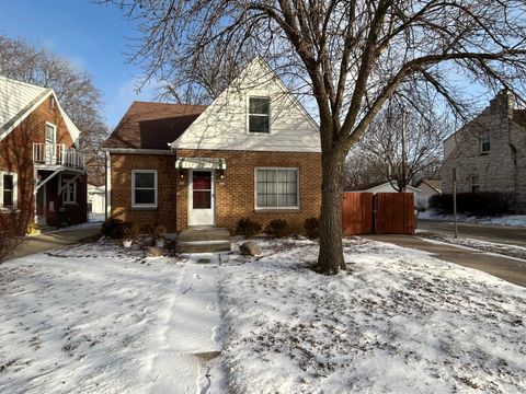 Photo of 402 N 68th St, Wauwatosa, WI 53212 (MLS # 1945946)