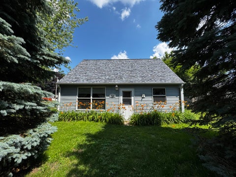 Photo of 826 Lakeview Ave, South Milwaukee, WI 53172 (MLS # 1925031)