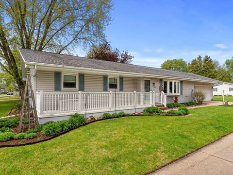 Photo of 904 Glenview Dr, Manitowoc, WI 54220 (MLS # 1963227)