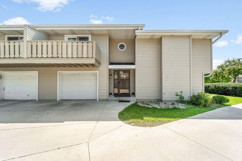Photo of 6421 S Crabapple Ct, Oak Creek, WI 53154 (MLS # 1926593)