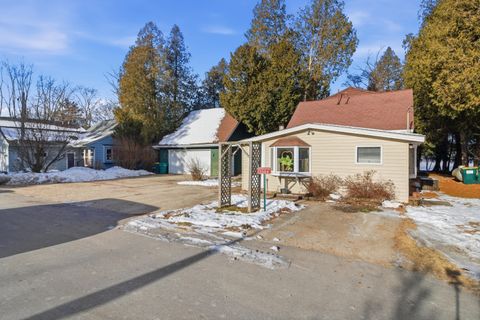 Photo of 1324 W Green Lake Dr, Farmington, WI 53090 (MLS # 1945640)