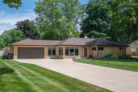 Photo of 1618 S Wildwood Dr, New Berlin, WI 53151 (MLS # 1969644)