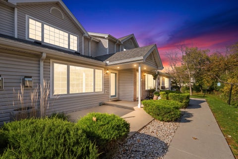 Photo of 10020 W Whitnall Edge Dr, Franklin, WI 53132 (MLS # 1985941)