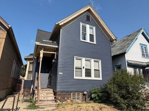 Photo of 1427 N 24th Pl, Milwaukee, WI 53205 (MLS # 1972953)
