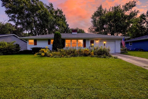 Photo of 419 W Elm St, Sun Prairie, WI 53590 (MLS # 1980597)