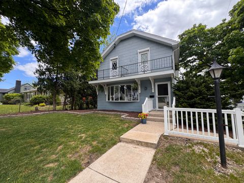 Photo of 817 Chicago Ave, Waukesha, WI 53188 (MLS # 1963499)