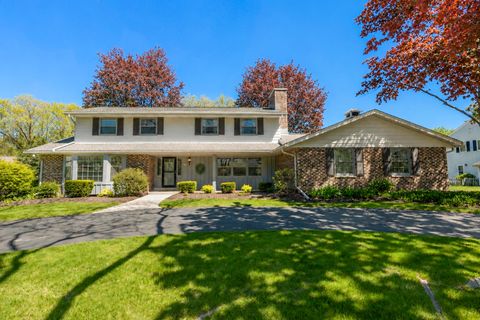 Photo of 18120 Le Chateau Dr, Brookfield, WI 53045 (MLS # 1962274)