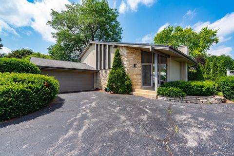 Photo of 17020 Deer Park Dr, Brookfield, WI 53005 (MLS # 1926199)