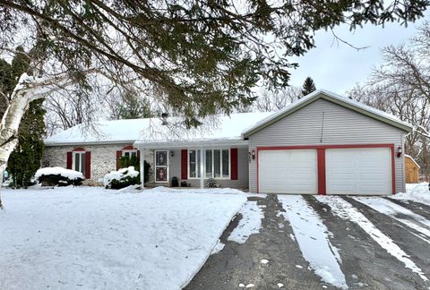 Photo of 517 Fox Knoll Dr, Rochester, WI 53185 (MLS # 1944700)