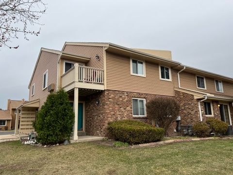 Photo of 4615 S Woodland Dr, Greenfield, WI 53220 (MLS # 1955893)