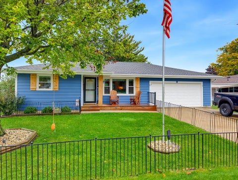 Photo of 1520 Prospect St, Watertown, WI 53098 (MLS # 1983113)