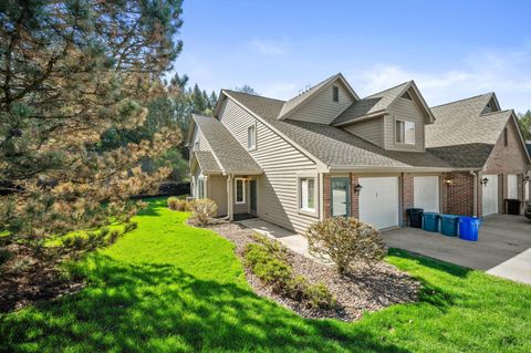 Photo of 18475 Brookfield Lake Dr, Brookfield, WI 53045 (MLS # 1959197)