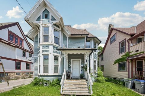 Photo of 116 W North Ave, Milwaukee, WI 53212 (MLS # 1923293)