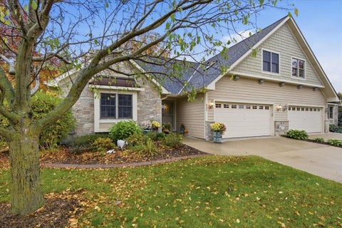 Photo of 831 Lorrin Pl, West Bend, WI 53095 (MLS # 1985270)