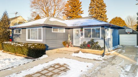Photo of 2513 Wedemeyer St, Sheboygan, WI 53081 (MLS # 1948417)