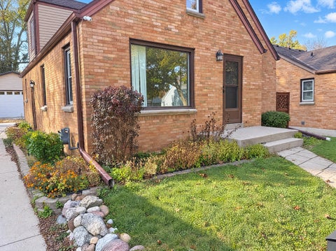 Photo of 4319 S Lenox St, Milwaukee, WI 53207 (MLS # 1986345)