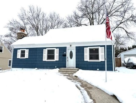 Photo of 125 Summit Dr, Port Washington, WI 53074 (MLS # 1944355)