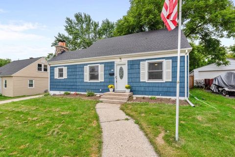 Photo of 125 Summit Dr, Port Washington, WI 53074 (MLS # 1944355)