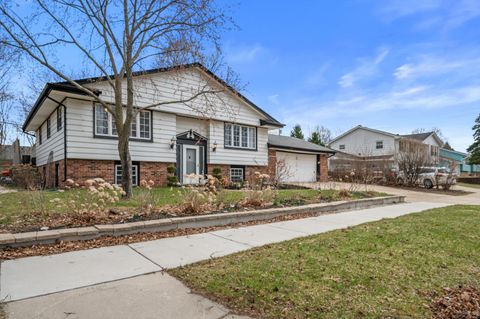 Photo of 605 Juniper Ct, West Bend, WI 53095 (MLS # 1959883)