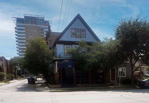 Photo of 1522 N Farwell Ave, Milwaukee, WI 53202 (MLS # 1932101)