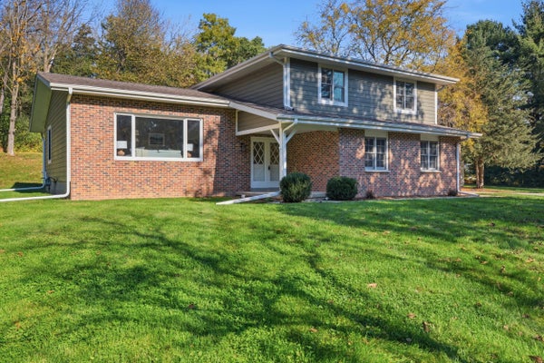 N63W37832 RAMSGATE CT, OCONOMOWOC, WI 53066 - Image 9b01d877b0d0d59c253d4464c42e451c/435390728