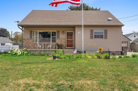 Photo of 729 Woodlawn Dr, Manitowoc, WI 54220 (MLS # 1972612)