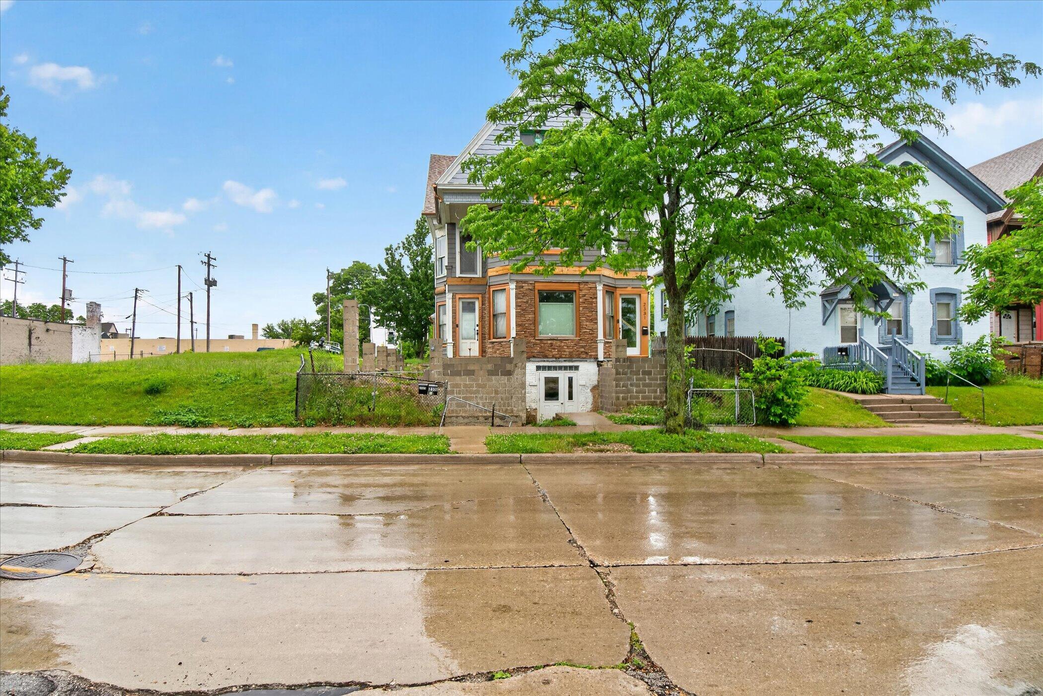 04-2329-N-Vel-R.-Phillips-Ave-#2331-Milw