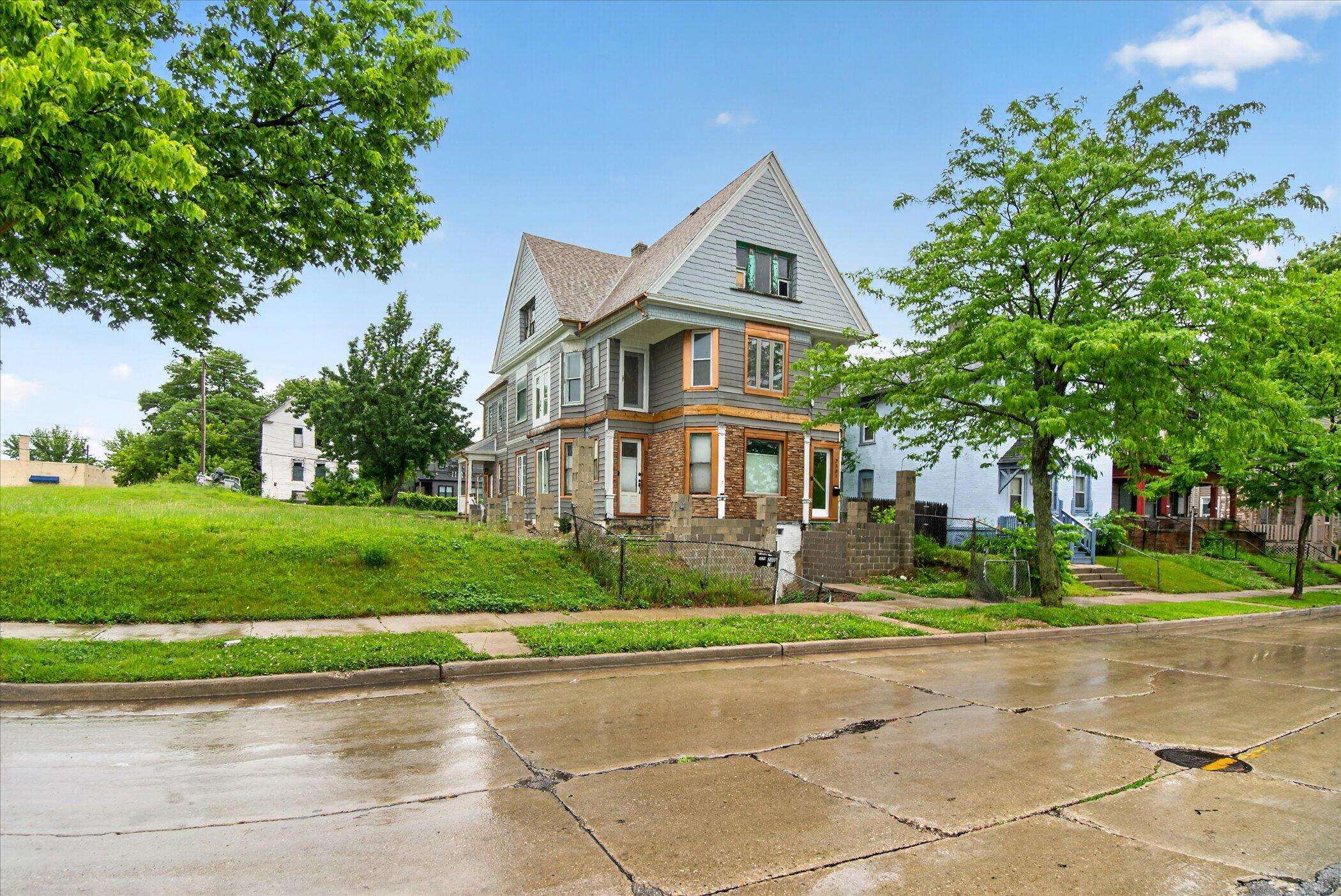 02-2329-N-Vel-R.-Phillips-Ave-#2331-Milw
