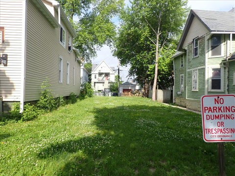 Photo of 231 N 37th St, Milwaukee, WI 53208 (MLS # 1983430)