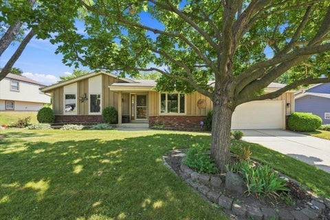 Photo of 8150 S 58th St, Franklin, WI 53132 (MLS # 1984771)