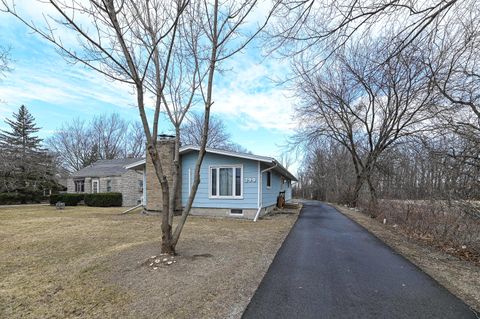 Photo of 290 W Oakwood Rd, Oak Creek, WI 53154 (MLS # 1905872)