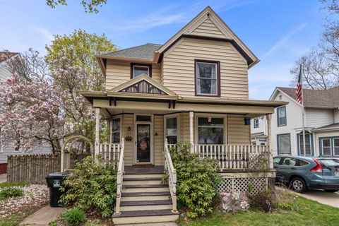 Photo of 1612 N Main St, Racine, WI 53402 (MLS # 1960458)
