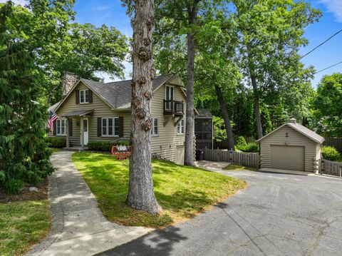 Photo of 837 Van Slyke Dr, Fontana, WI 53125 (MLS # 1966290)