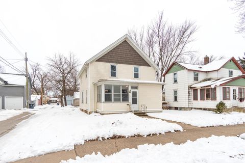 Photo of 1230 Johnson St, La Crosse, WI 54601 (MLS # 1951642)