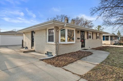 Photo of W148N8435 Albert Pl, Menomonee Falls, WI 53051 (MLS # 1957429)