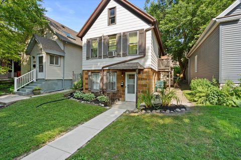 Photo of 2522 N Bartlett Ave, Milwaukee, WI 53211 (MLS # 1927836)