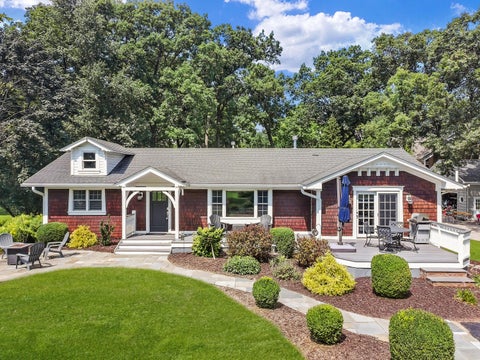 Photo of 962 Shabbona Dr, Fontana, WI 53125 (MLS # 1978432)