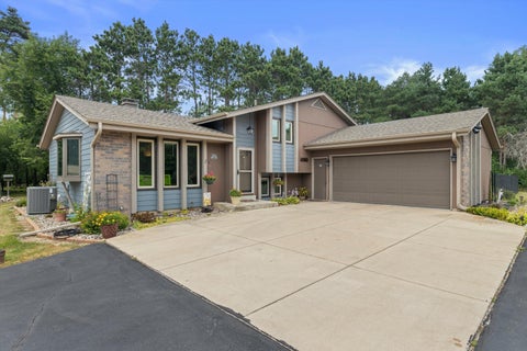 Photo of W369S4863 Needle Point Dr, Ottawa, WI 53118 (MLS # 1972903)