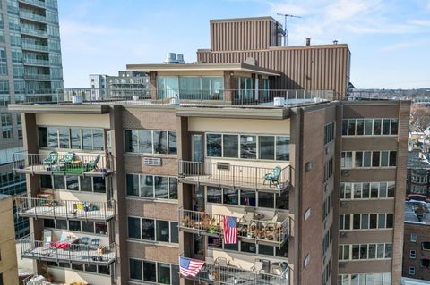 Photo of 1919 N Summit Ave, Milwaukee, WI 53202 (MLS # 1949172)