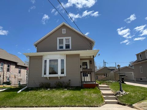 Photo of 909 S 25th St, Manitowoc, WI 54220 (MLS # 1960925)