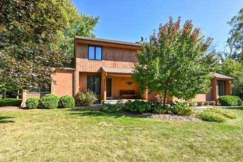 Photo of 10600 N Stratford Pl, Mequon, WI 53092 (MLS # 1936728)
