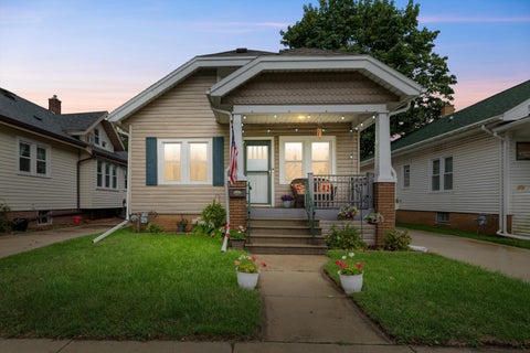 Photo of 929 Monroe Ave, Racine, WI 53405 (MLS # 1979235)